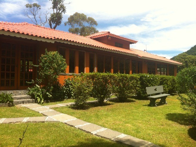 Linda casa de campo, com 04 quartos e área de lazer completa em Itamonte-MG.