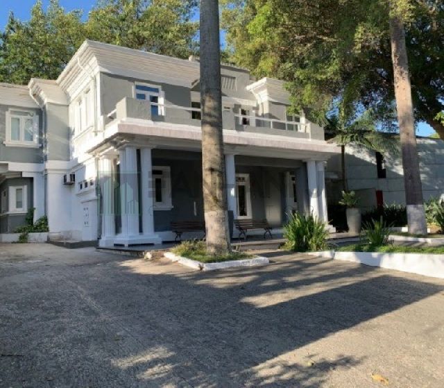 Luxuosa casa em Beverly Hills cercada pela natureza exuberante!