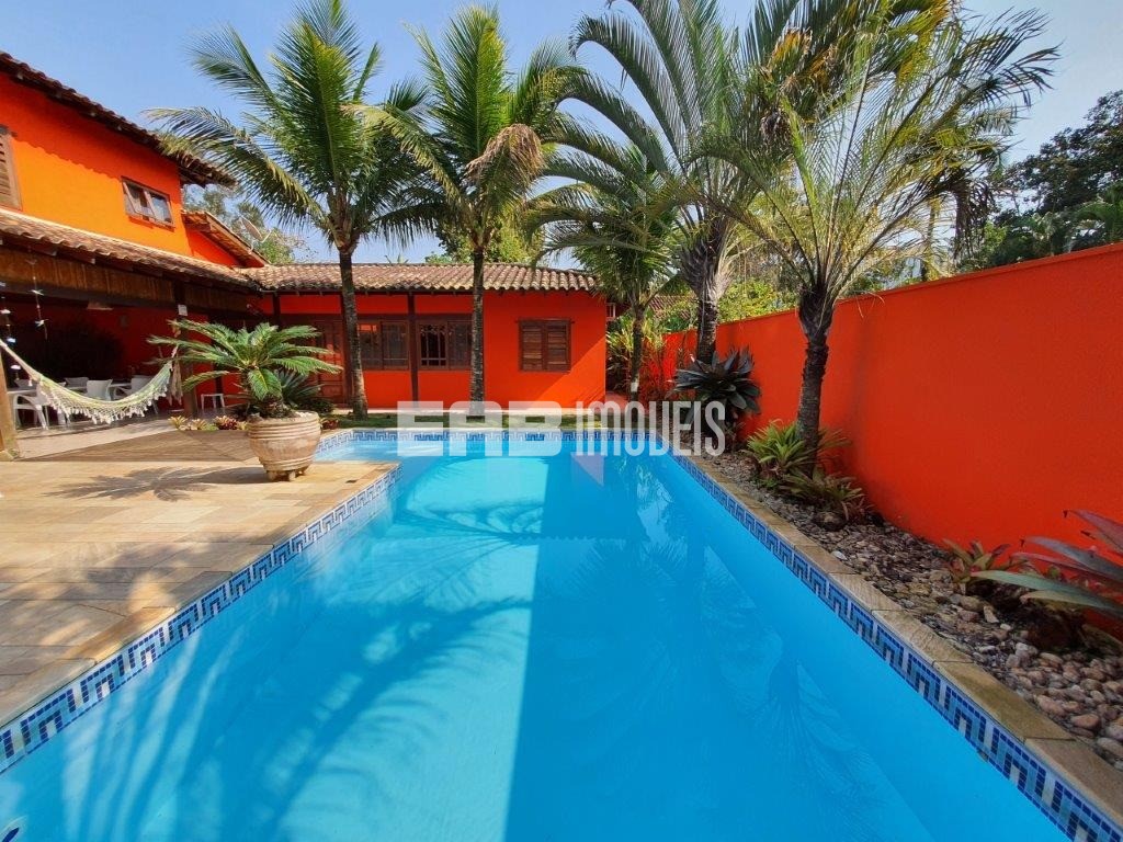 Casa de alto padrão para locação de temporada, com piscina, a apenas 140m  da praia de Itamambuca