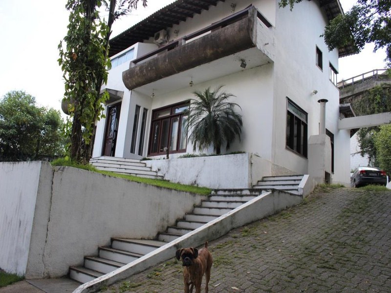 Casa no morumbi a venda 600m2 com 4 Quartos e 6 banheiros à Venda, 580 m²  por R$  Rua fechada