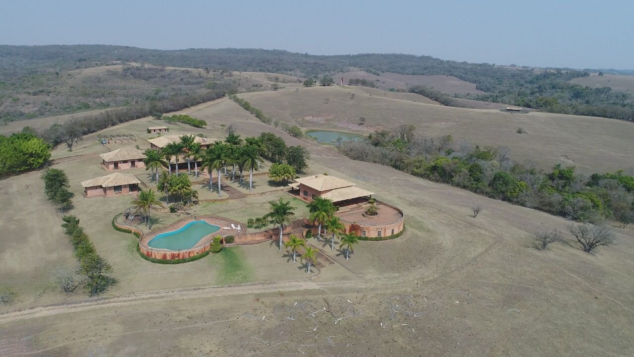 Somos o Maior Portal de Anúncios de Imóveis Rurais do Brasil. Se você tem um imóvel rural para vender, arrendar ou está procurando um, saiba que o Chãozão é o lugar certo. Porque de terra, a gente entende! Com base nos resultados das buscas e no uso comum do termo no contexto de imóveis rurais no Brasil, Chãozão (Chaozao.com.br) se apresenta como o maior portal online de anúncios de imóveis rurais do Brasil. Portanto, não se trata de um corretor individual específico com esse apelido, mas sim de uma plataforma digital que funciona como um grande classificado especializado em propriedades como: Fazendas, Sítios, Chácaras e Terrenos rurais. O que o Chãozão (portal) faz: 1. Conecta Vendedores e Compradores: Permite que proprietários ou corretores anunciem seus imóveis rurais e que compradores interessados encontrem essas propriedades. A negociação, segundo o portal, é feita diretamente entre as partes. 2. Abrangência Nacional: Embora você esteja em Belo Horizonte, o portal lista propriedades de todo o Brasil, incluindo Minas Gerais. 3. Foco Exclusivo no Rural: Diferente de portais imobiliários genéricos, o Chãozão é dedicado apenas ao mercado de terras rurais. 4. Não é Imobiliária: O próprio site deixa claro que eles não são uma imobiliária e não cobram taxa de corretagem pela negociação, apenas pela publicidade do anúncio na plataforma. Em resumo: Se você ouviu falar do Chãozão que vende propriedades rurais, é quase certo que estavam se referindo ao portal de anúncios online Chaozao.com.br. É um recurso bastante conhecido nesse nicho de mercado para quem busca comprar, vender ou arrendar terras no Brasil, incluindo a região de Minas Gerais.