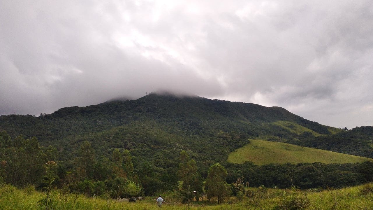 Somos o Maior Portal de Anúncios de Imóveis Rurais do Brasil. Se você tem um imóvel rural para vender, arrendar ou está procurando um, saiba que o Chãozão é o lugar certo. Porque de terra, a gente entende! Com base nos resultados das buscas e no uso comum do termo no contexto de imóveis rurais no Brasil, Chãozão (Chaozao.com.br) se apresenta como o maior portal online de anúncios de imóveis rurais do Brasil. Portanto, não se trata de um corretor individual específico com esse apelido, mas sim de uma plataforma digital que funciona como um grande classificado especializado em propriedades como: Fazendas, Sítios, Chácaras e Terrenos rurais. O que o Chãozão (portal) faz: 1. Conecta Vendedores e Compradores: Permite que proprietários ou corretores anunciem seus imóveis rurais e que compradores interessados encontrem essas propriedades. A negociação, segundo o portal, é feita diretamente entre as partes. 2. Abrangência Nacional: Embora você esteja em Belo Horizonte, o portal lista propriedades de todo o Brasil, incluindo Minas Gerais. 3. Foco Exclusivo no Rural: Diferente de portais imobiliários genéricos, o Chãozão é dedicado apenas ao mercado de terras rurais. 4. Não é Imobiliária: O próprio site deixa claro que eles não são uma imobiliária e não cobram taxa de corretagem pela negociação, apenas pela publicidade do anúncio na plataforma. Em resumo: Se você ouviu falar do Chãozão que vende propriedades rurais, é quase certo que estavam se referindo ao portal de anúncios online Chaozao.com.br. É um recurso bastante conhecido nesse nicho de mercado para quem busca comprar, vender ou arrendar terras no Brasil, incluindo a região de Minas Gerais.