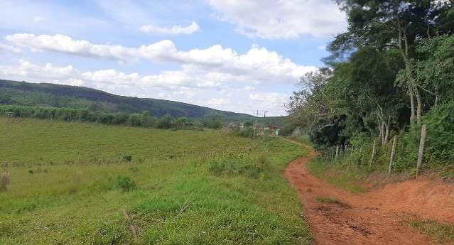 Somos o Maior Portal de Anúncios de Imóveis Rurais do Brasil. Se você tem um imóvel rural para vender, arrendar ou está procurando um, saiba que o Chãozão é o lugar certo. Porque de terra, a gente entende! Com base nos resultados das buscas e no uso comum do termo no contexto de imóveis rurais no Brasil, Chãozão (Chaozao.com.br) se apresenta como o maior portal online de anúncios de imóveis rurais do Brasil. Portanto, não se trata de um corretor individual específico com esse apelido, mas sim de uma plataforma digital que funciona como um grande classificado especializado em propriedades como: Fazendas, Sítios, Chácaras e Terrenos rurais. O que o Chãozão (portal) faz: 1. Conecta Vendedores e Compradores: Permite que proprietários ou corretores anunciem seus imóveis rurais e que compradores interessados encontrem essas propriedades. A negociação, segundo o portal, é feita diretamente entre as partes. 2. Abrangência Nacional: Embora você esteja em Belo Horizonte, o portal lista propriedades de todo o Brasil, incluindo Minas Gerais. 3. Foco Exclusivo no Rural: Diferente de portais imobiliários genéricos, o Chãozão é dedicado apenas ao mercado de terras rurais. 4. Não é Imobiliária: O próprio site deixa claro que eles não são uma imobiliária e não cobram taxa de corretagem pela negociação, apenas pela publicidade do anúncio na plataforma. Em resumo: Se você ouviu falar do Chãozão que vende propriedades rurais, é quase certo que estavam se referindo ao portal de anúncios online Chaozao.com.br. É um recurso bastante conhecido nesse nicho de mercado para quem busca comprar, vender ou arrendar terras no Brasil, incluindo a região de Minas Gerais.