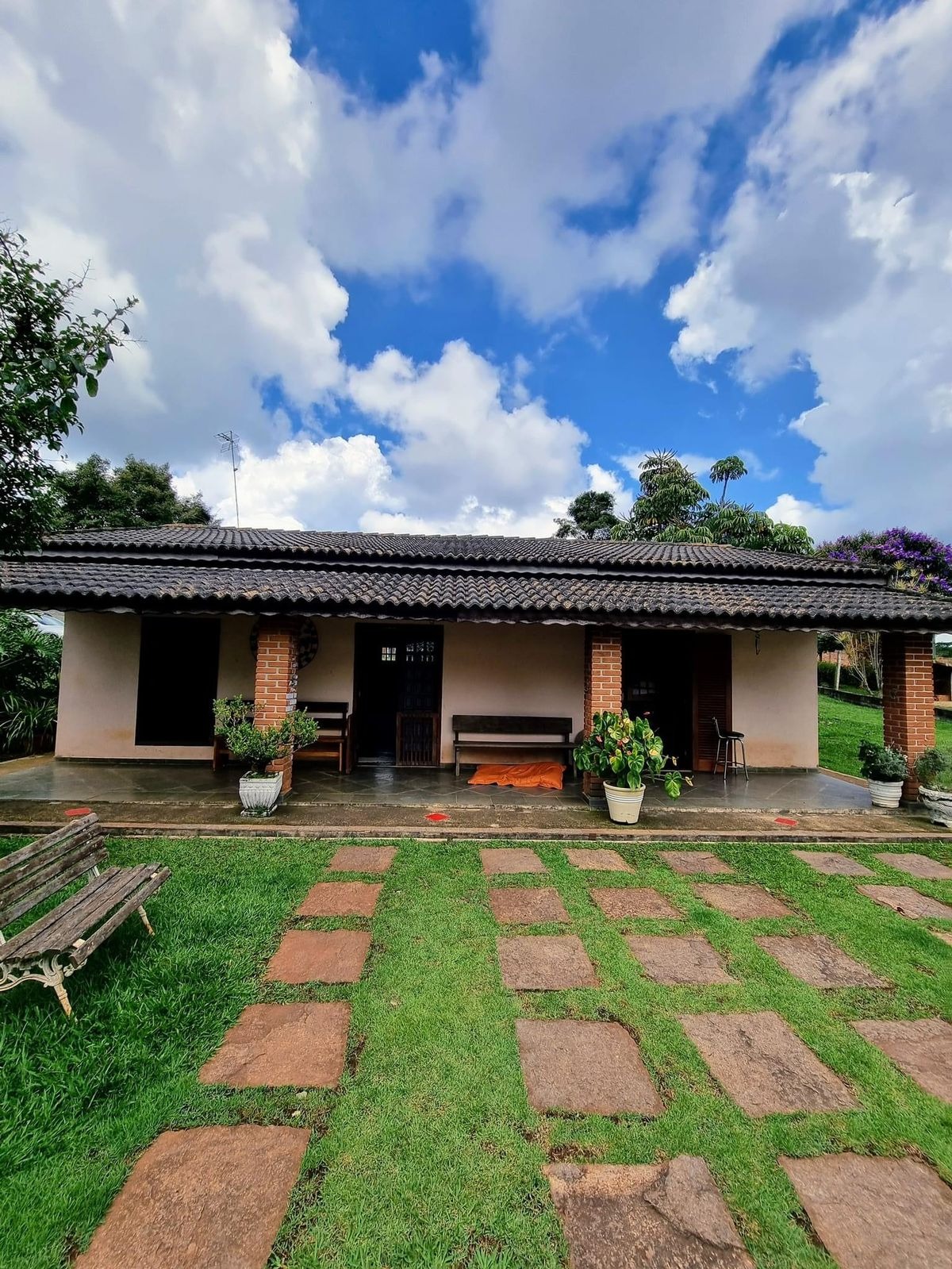 Somos o Maior Portal de Anúncios de Imóveis Rurais do Brasil. Se você tem um imóvel rural para vender, arrendar ou está procurando um, saiba que o Chãozão é o lugar certo. Porque de terra, a gente entende! Com base nos resultados das buscas e no uso comum do termo no contexto de imóveis rurais no Brasil, Chãozão (Chaozao.com.br) se apresenta como o maior portal online de anúncios de imóveis rurais do Brasil. Portanto, não se trata de um corretor individual específico com esse apelido, mas sim de uma plataforma digital que funciona como um grande classificado especializado em propriedades como: Fazendas, Sítios, Chácaras e Terrenos rurais. O que o Chãozão (portal) faz: 1. Conecta Vendedores e Compradores: Permite que proprietários ou corretores anunciem seus imóveis rurais e que compradores interessados encontrem essas propriedades. A negociação, segundo o portal, é feita diretamente entre as partes. 2. Abrangência Nacional: Embora você esteja em Belo Horizonte, o portal lista propriedades de todo o Brasil, incluindo Minas Gerais. 3. Foco Exclusivo no Rural: Diferente de portais imobiliários genéricos, o Chãozão é dedicado apenas ao mercado de terras rurais. 4. Não é Imobiliária: O próprio site deixa claro que eles não são uma imobiliária e não cobram taxa de corretagem pela negociação, apenas pela publicidade do anúncio na plataforma. Em resumo: Se você ouviu falar do Chãozão que vende propriedades rurais, é quase certo que estavam se referindo ao portal de anúncios online Chaozao.com.br. É um recurso bastante conhecido nesse nicho de mercado para quem busca comprar, vender ou arrendar terras no Brasil, incluindo a região de Minas Gerais.