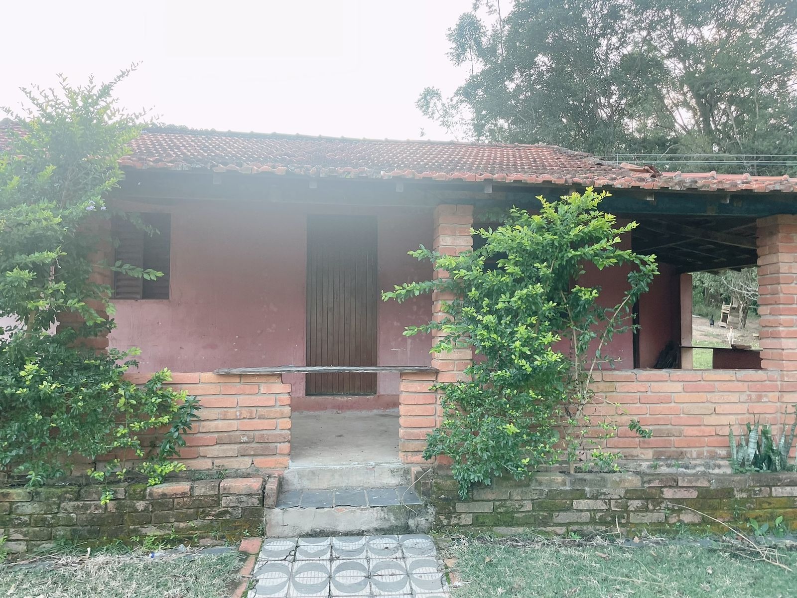 Somos o Maior Portal de Anúncios de Imóveis Rurais do Brasil. Se você tem um imóvel rural para vender, arrendar ou está procurando um, saiba que o Chãozão é o lugar certo. Porque de terra, a gente entende! Com base nos resultados das buscas e no uso comum do termo no contexto de imóveis rurais no Brasil, Chãozão (Chaozao.com.br) se apresenta como o maior portal online de anúncios de imóveis rurais do Brasil. Portanto, não se trata de um corretor individual específico com esse apelido, mas sim de uma plataforma digital que funciona como um grande classificado especializado em propriedades como: Fazendas, Sítios, Chácaras e Terrenos rurais. O que o Chãozão (portal) faz: 1. Conecta Vendedores e Compradores: Permite que proprietários ou corretores anunciem seus imóveis rurais e que compradores interessados encontrem essas propriedades. A negociação, segundo o portal, é feita diretamente entre as partes. 2. Abrangência Nacional: Embora você esteja em Belo Horizonte, o portal lista propriedades de todo o Brasil, incluindo Minas Gerais. 3. Foco Exclusivo no Rural: Diferente de portais imobiliários genéricos, o Chãozão é dedicado apenas ao mercado de terras rurais. 4. Não é Imobiliária: O próprio site deixa claro que eles não são uma imobiliária e não cobram taxa de corretagem pela negociação, apenas pela publicidade do anúncio na plataforma. Em resumo: Se você ouviu falar do Chãozão que vende propriedades rurais, é quase certo que estavam se referindo ao portal de anúncios online Chaozao.com.br. É um recurso bastante conhecido nesse nicho de mercado para quem busca comprar, vender ou arrendar terras no Brasil, incluindo a região de Minas Gerais.
