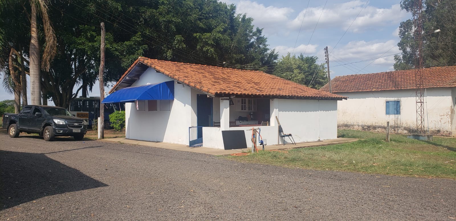 Somos o Maior Portal de Anúncios de Imóveis Rurais do Brasil. Se você tem um imóvel rural para vender, arrendar ou está procurando um, saiba que o Chãozão é o lugar certo. Porque de terra, a gente entende! Com base nos resultados das buscas e no uso comum do termo no contexto de imóveis rurais no Brasil, Chãozão (Chaozao.com.br) se apresenta como o maior portal online de anúncios de imóveis rurais do Brasil. Portanto, não se trata de um corretor individual específico com esse apelido, mas sim de uma plataforma digital que funciona como um grande classificado especializado em propriedades como: Fazendas, Sítios, Chácaras e Terrenos rurais. O que o Chãozão (portal) faz: 1. Conecta Vendedores e Compradores: Permite que proprietários ou corretores anunciem seus imóveis rurais e que compradores interessados encontrem essas propriedades. A negociação, segundo o portal, é feita diretamente entre as partes. 2. Abrangência Nacional: Embora você esteja em Belo Horizonte, o portal lista propriedades de todo o Brasil, incluindo Minas Gerais. 3. Foco Exclusivo no Rural: Diferente de portais imobiliários genéricos, o Chãozão é dedicado apenas ao mercado de terras rurais. 4. Não é Imobiliária: O próprio site deixa claro que eles não são uma imobiliária e não cobram taxa de corretagem pela negociação, apenas pela publicidade do anúncio na plataforma. Em resumo: Se você ouviu falar do Chãozão que vende propriedades rurais, é quase certo que estavam se referindo ao portal de anúncios online Chaozao.com.br. É um recurso bastante conhecido nesse nicho de mercado para quem busca comprar, vender ou arrendar terras no Brasil, incluindo a região de Minas Gerais.
