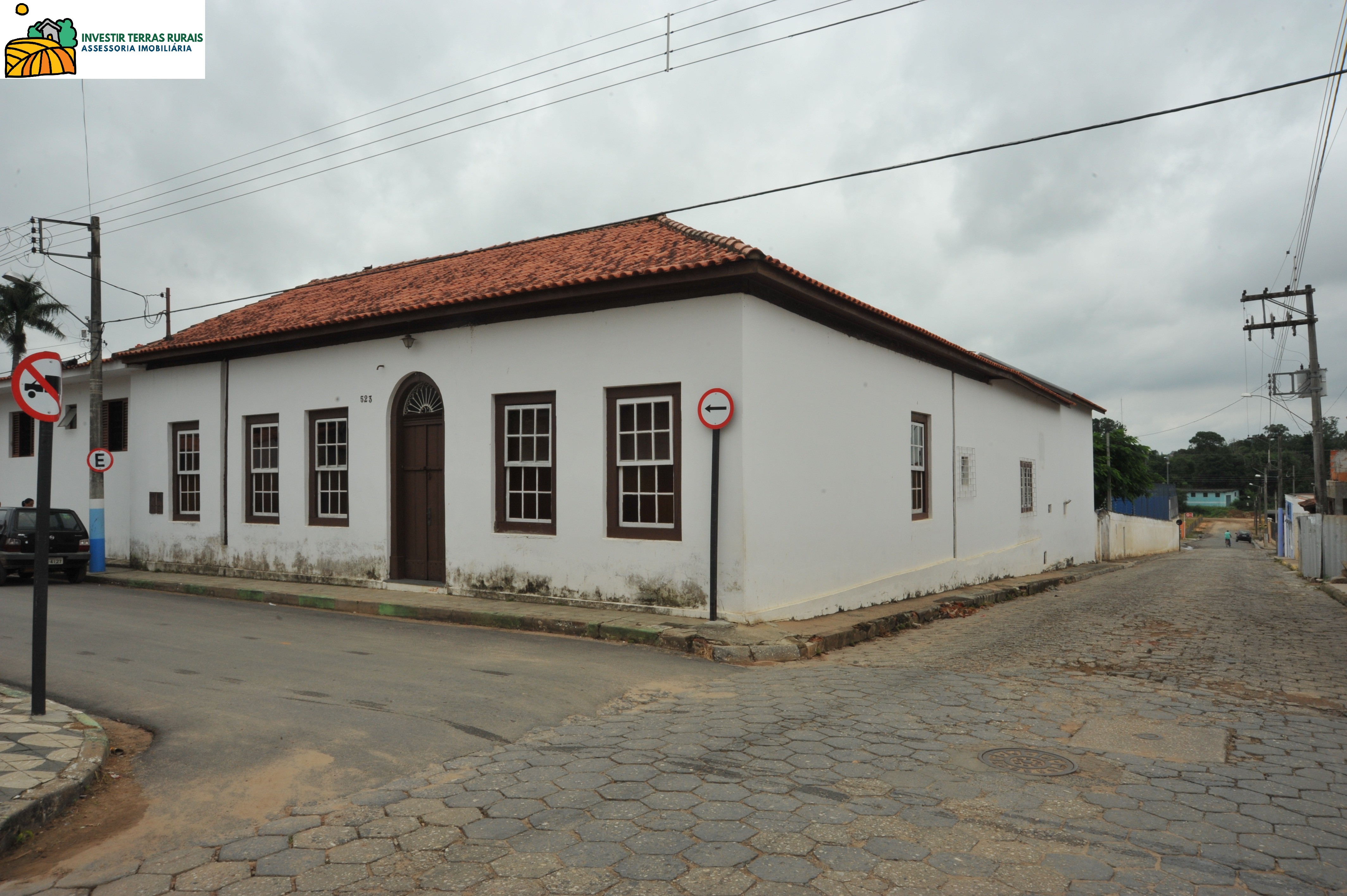 CHÁCARA A VENDA NO CENTRO DE SARAPUÍ, CASA CENTENÁRIA COM 543M2 EM