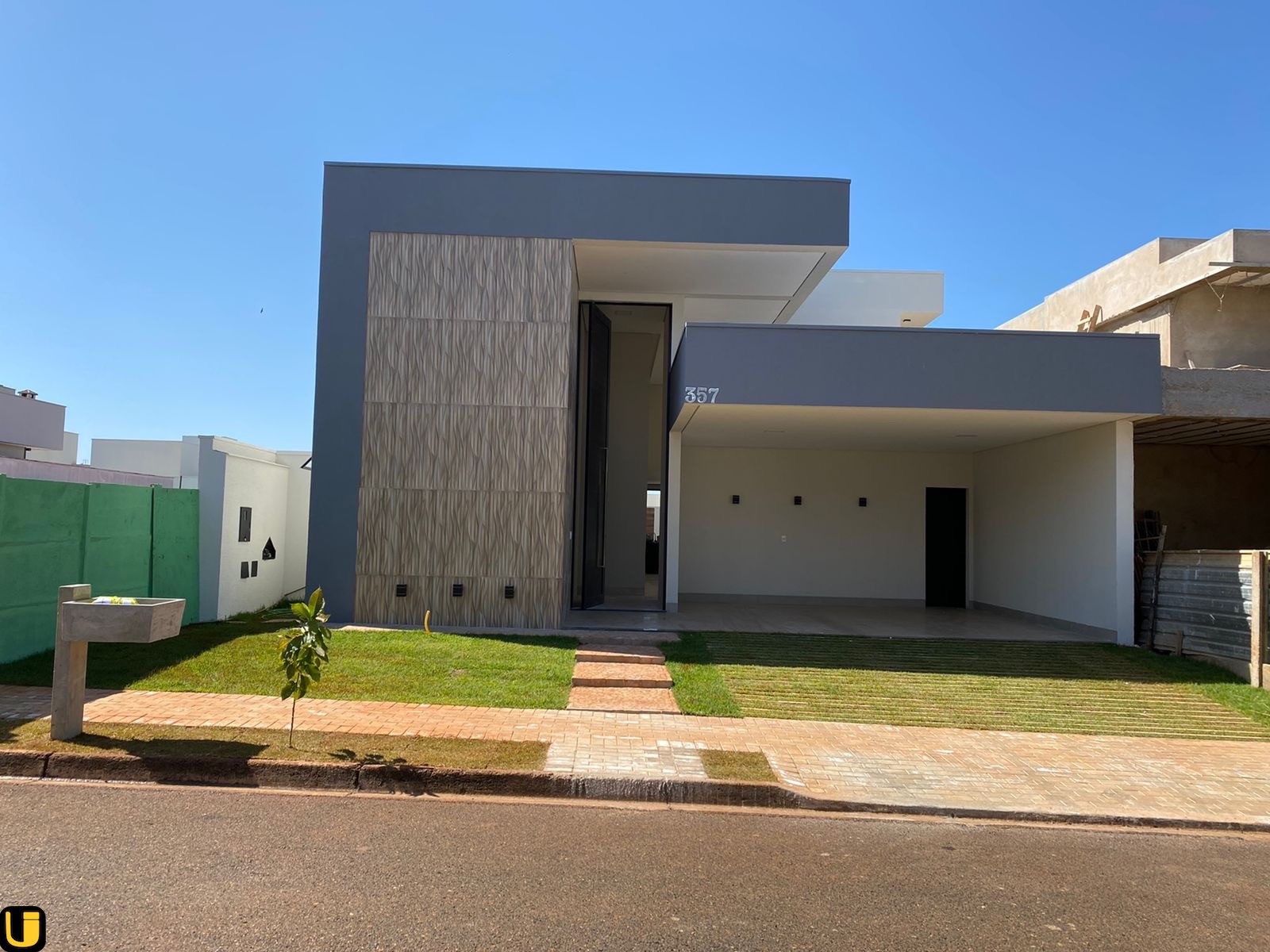 Casa para venda em Uberlândia / MG, New Golden Ville, 3 dormitórios, 3  banheiros, 3 suítes, 4 garagens, área construída 180,00