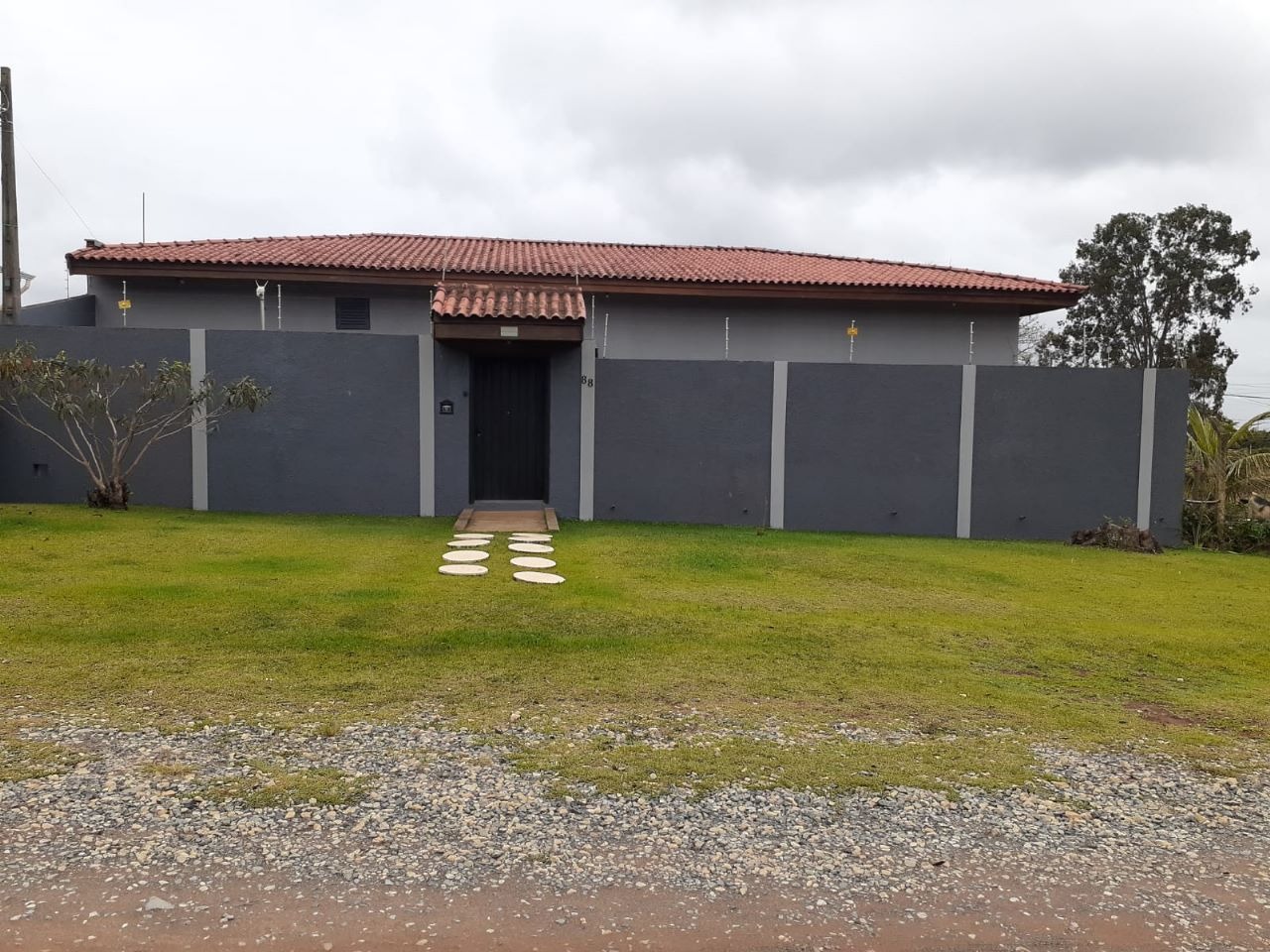 Chácara rural espaçosa com casa principal e de empregado.