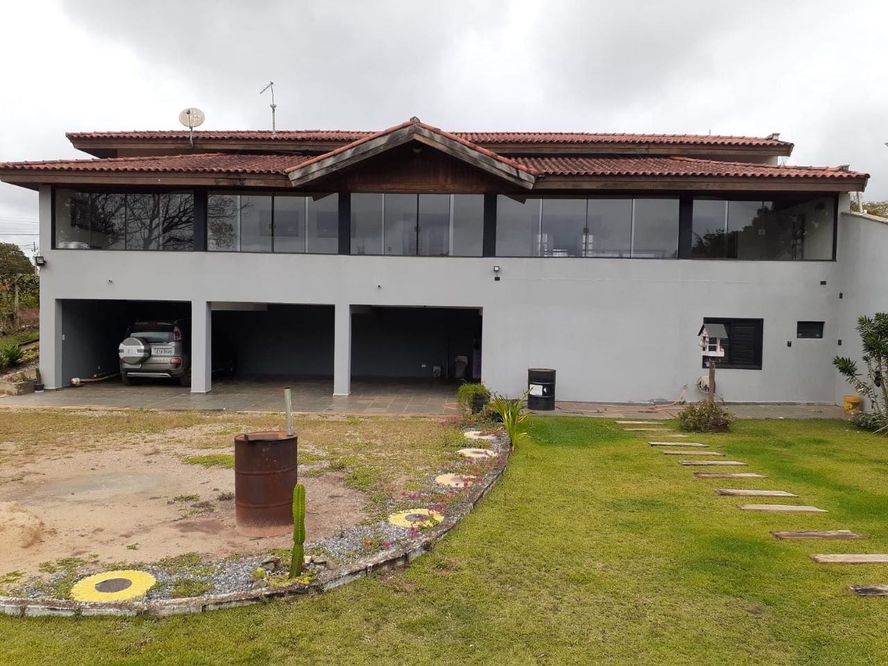 Chácara rural espaçosa com casa principal e de empregado.