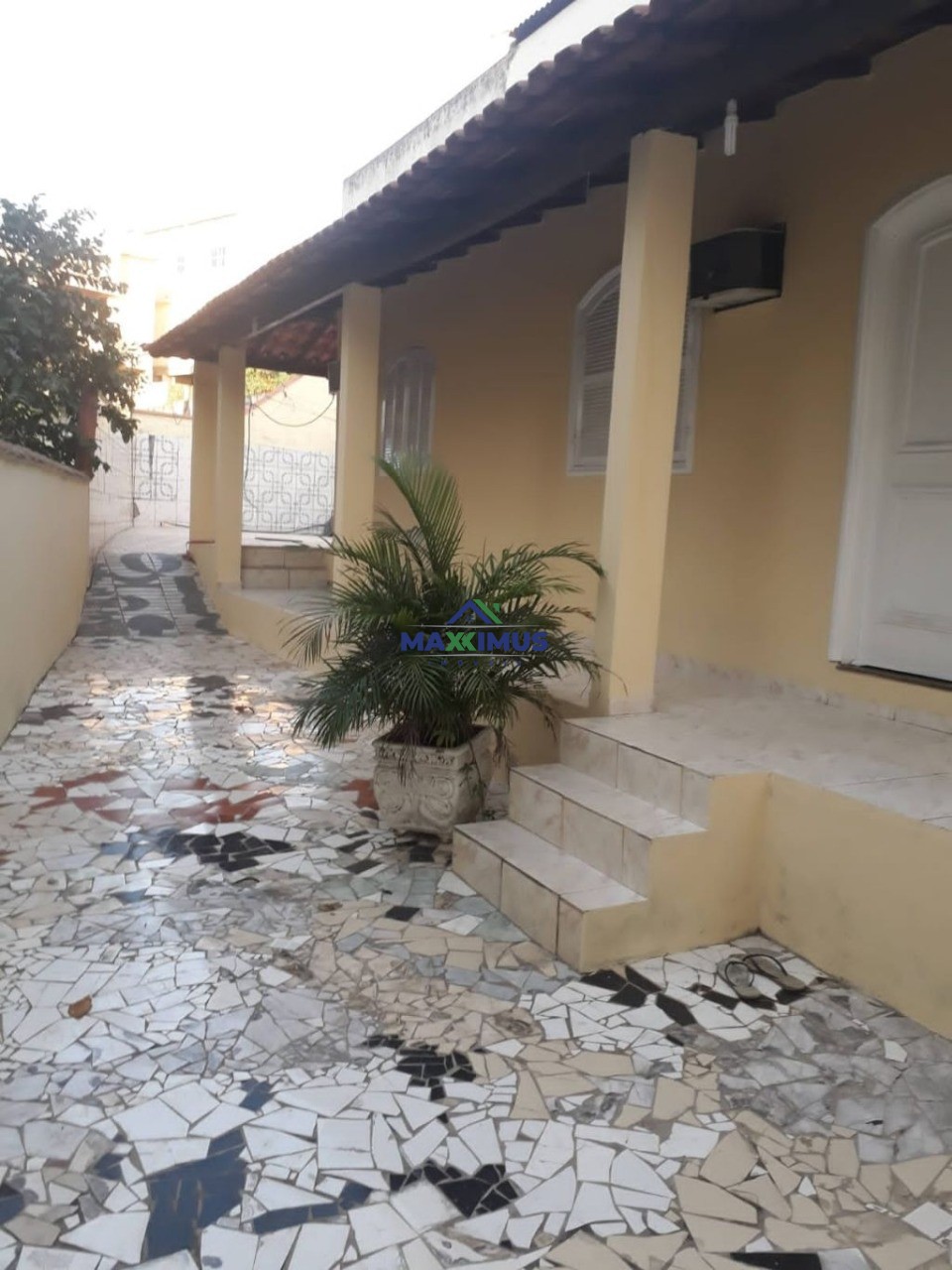 Fachadas brancas da cozinha moderna e espaçosa da casa de campo e