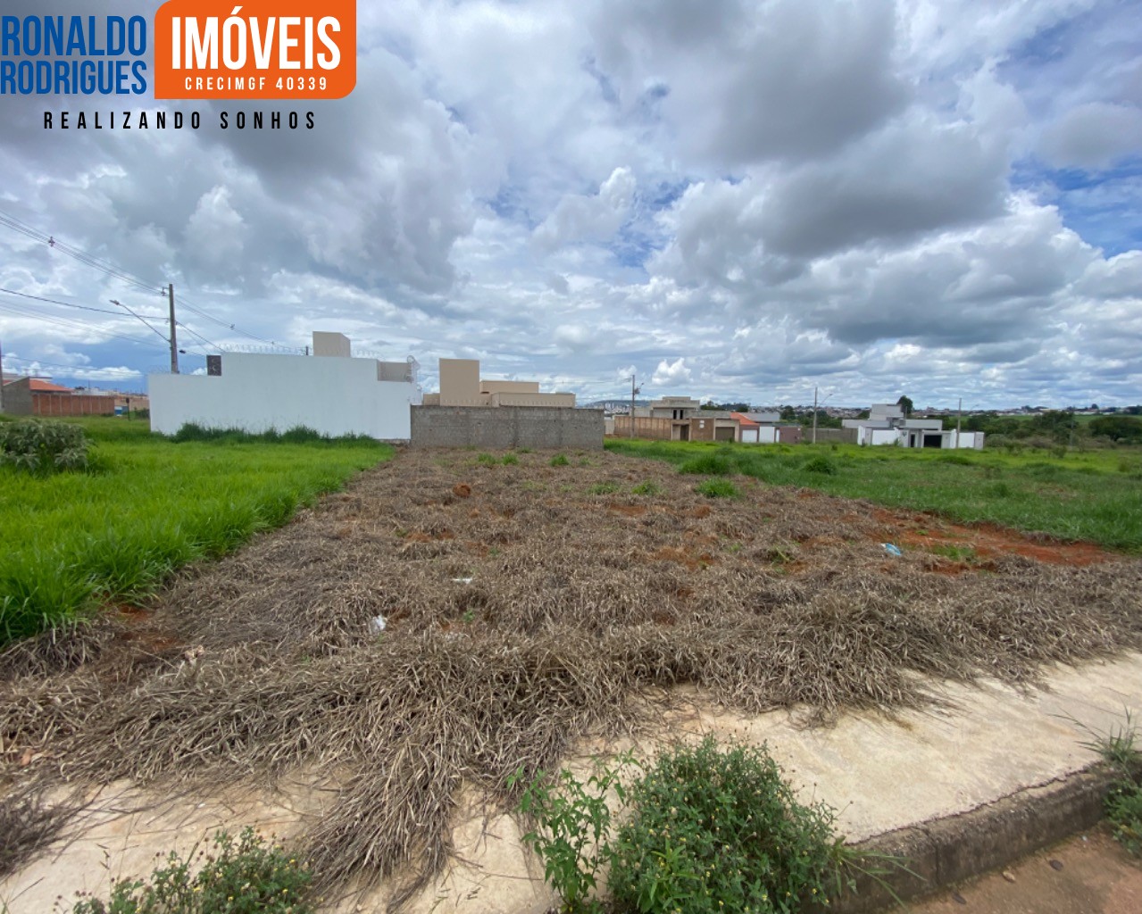 Vende-se terreno urbano (lote) no Bairro Dona Diva em Patrocínio