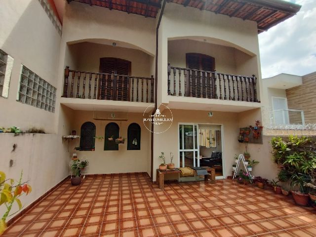 CASA À VENDA COM 03 DORMITÓRIOS E 194M² COM QUINTAL NO NAKAMURA PARK!