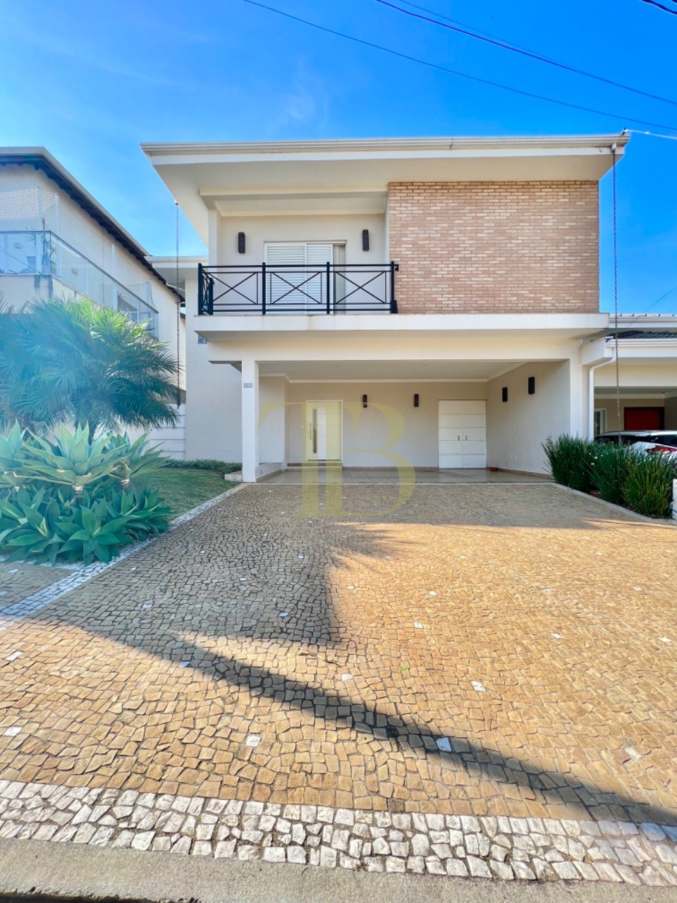 Fachadas brancas da cozinha moderna e espaçosa da casa de campo e