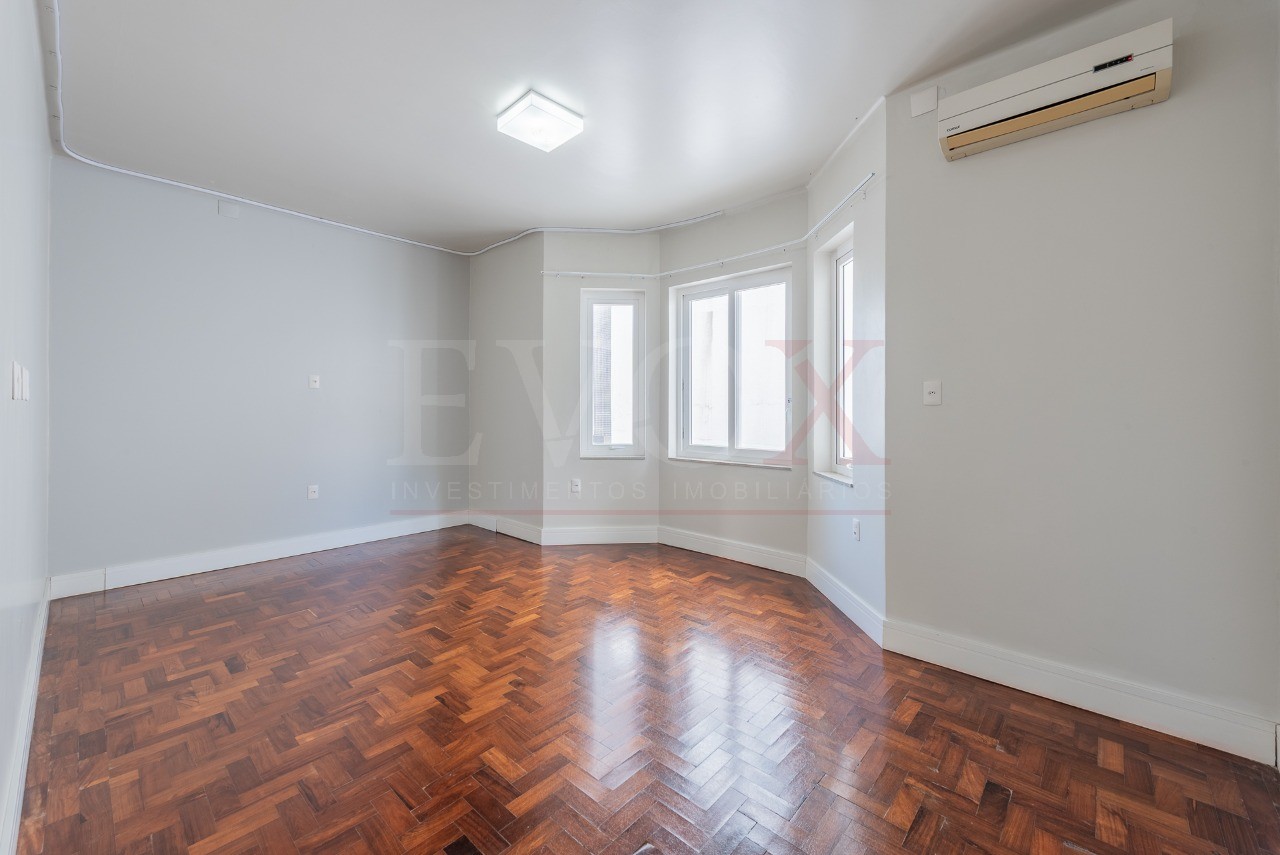 Sala de estar ampla com pé-direito alto
